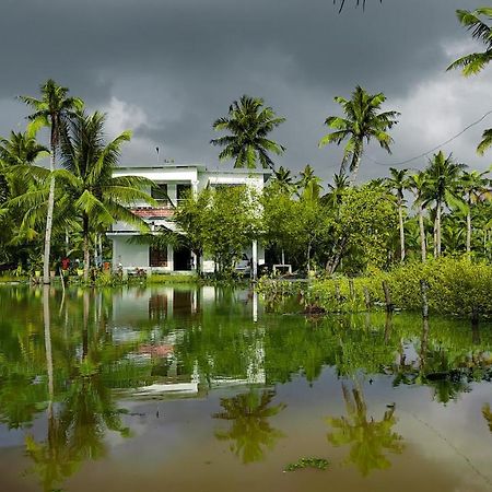 Aqua Green Home Stay Munroe Island Buitenkant foto